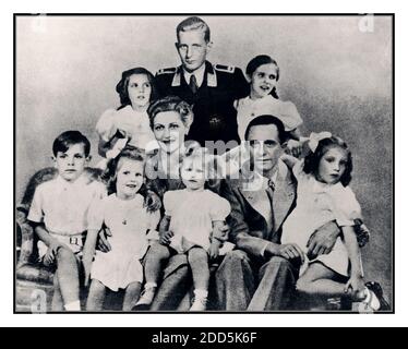 PHOTOGRAPHIE DE GROUPE DE LA FAMILLE GOEBBELS 1942 politicien allemand nazi et ministre de la propagande Paul Joseph Goebbels (1897 - 1945) avec sa femme Magda et leurs enfants, Helga, Hildegard, Helmut, Hedwig, Holdine et Heidrun, 1942. En outre, Harald Quandt (en uniforme), son image a été retouchée et déposée pour faire partie du groupe (fils de Magda Goebbels par son premier mariage). Avec la chute du troisième Reich, Magda et Josef Goebbels ont empoisonné leurs six enfants avant des deux se suicider. Joseph Goebbels, ministre de la propagande des Hitlers (1897-1945) Banque D'Images