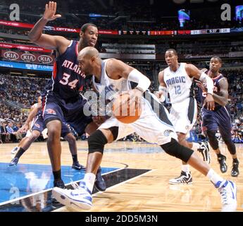 PAS DE FILM, PAS DE VIDÉO, PAS de TV, PAS DE DOCUMENTAIRE - la garde d'Orlando Vince carter (15) pilote la ligne de base contre Jason Collins (34) dans la première moitié pendant le match de basketball de la NBA, Orlando Magic vs Atlanta Hawks au Amway Center à Orlando, FL, USA le 6 décembre 2010. Atlanta Hawks a gagné 80-74. Photo de Gary W. Green/Orlando Sentinel/MCT/ABACAPRESS.COM Banque D'Images