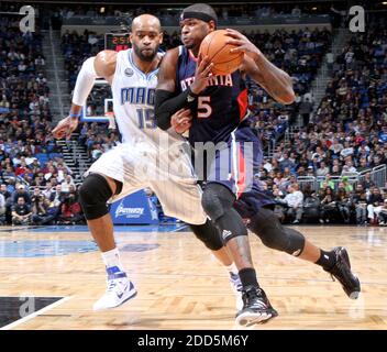 PAS DE FILM, PAS DE VIDÉO, PAS de TV, PAS DE DOCUMENTAIRE - Atlanta Forward Josh Smith (5) coups par le garde d'Orlando Vince carter (15) pendant le match de basketball de la NBA, Orlando Magic vs Atlanta Hawks au centre Amway à Orlando, FL, USA le 6 décembre 2010. Atlanta Hawks a gagné 80-74. Photo de Gary W. Green/Orlando Sentinel/MCT/ABACAPRESS.COM Banque D'Images