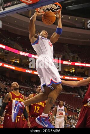 PAS DE FILM, PAS DE VIDÉO, PAS de TV, PAS DE DOCUMENTAIRE - Andre Iguodala des Philadelphia 76ers dunks le ballon dans le premier trimestre olors du match de basketball de la NBA, Philadelphie 76ers vs Cleveland Cavaliers au Wells Fargo Center à Philadelphie, PA, USA le 7 décembre 2010. Photo de Michael Bryant/Philadelphia Inquirer/MCT/ABACAPRESS.COM Banque D'Images