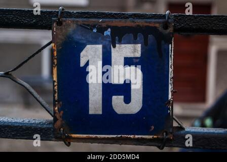 Plaque en métal émaillé de grunge carrée de trame du nombre d'adresses avec numéro 15 Banque D'Images