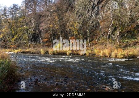 Herbst an der Lenne in Nachrodt-Wiblingwerde, Nordrhein-Westfalen, Deutschland | automne au fleuve Lenne à Nachrodt-Wiblingwerde, Rhénanie-du-Nord- Banque D'Images