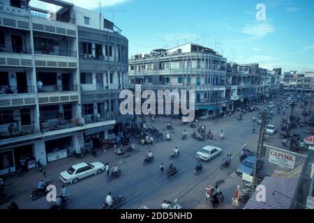 Circulation à un coin de rue dans la ville de Phnom Penh du Cambodge. Cambodge, Phnom Penh, février 2001 Banque D'Images