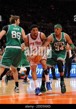 PAS DE FILM, PAS DE VIDÉO, PAS de TV, PAS DE DOCUMENTAIRE - New York Knicks Forward Wilson Chandler (21) est fouillé par le joueur de Boston Celtics Paul Pierce (34) dans la première moitié lors du match de basketball de la NBA, New York Knicks contre Boston Celtics à Madison Square Garden à New York, NY, États-Unis le 15 décembre 2010. Boston Celtics bat les New York Knicks 118-116. Photo de Christopher Pasatieri/Newsday/MCT/ABACAPRESS.COM Banque D'Images