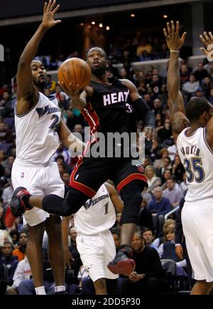 PAS DE FILM, PAS DE VIDÉO, PAS de TV, PAS DE DOCUMENTAIRE - le garde-chaleur de Miami Dwyane Wade (3) conduit au panier dans la circulation pendant le match de basketball de la NBA, Washington Wizards vs Miami Heat au Verizon Center à Washington, USA le 18 décembre 2010. Miami Heat a gagné 95-94. Photo de Harry E. Walker/MCT/ABACAPRESS.COM Banque D'Images