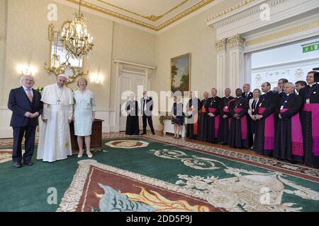 Le pape François rencontre le président de l'Irlande Michael D. Higgins et sa femme Sabina Coyne à Aras an Uachtarain, la résidence présidentielle officielle à Dublin, en Irlande, le 25 août 2018. Le pape François est arrivé en Irlande pour la première visite papale dans le pays depuis près de quarante ans. François est ostensiblement en Irlande pour assister à la réunion mondiale des familles (WMOF) - un événement majeur de l'église mondiale axé sur la promotion des valeurs familiales. Photo par ABACAPRESS.COM Banque D'Images