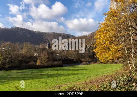 Herbst an der Lenne in Nachrodt-Wiblingwerde, Nordrhein-Westfalen, Deutschland | automne au fleuve Lenne à Nachrodt-Wiblingwerde, Rhénanie-du-Nord- Banque D'Images