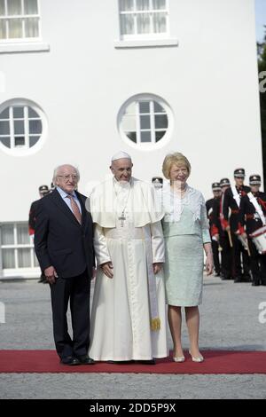 Le pape François rencontre le président de l'Irlande Michael D. Higgins et sa femme Sabina Coyne à Aras an Uachtarain, la résidence présidentielle officielle à Dublin, en Irlande, le 25 août 2018. Le pape François est arrivé en Irlande pour la première visite papale dans le pays depuis près de quarante ans. François est ostensiblement en Irlande pour assister à la réunion mondiale des familles (WMOF) - un événement majeur de l'église mondiale axé sur la promotion des valeurs familiales. Photo par ABACAPRESS.COM Banque D'Images