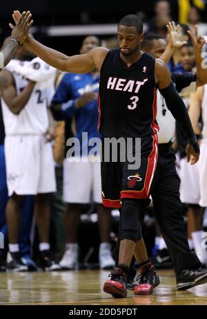 PAS DE FILM, PAS DE VIDÉO, PAS de TV, PAS DE DOCUMENTAIRE - le garde-chaleur de Miami Dwyane Wade est félicité après avoir dessiné une faute pendant le match de basketball de la NBA, Washington Wizards vs Miami Heat au Verizon Center à Washington, USA le 18 décembre 2010. Miami Heat a gagné 95-94. Photo de Harry E. Walker/MCT/ABACAPRESS.COM Banque D'Images