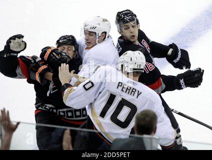 PAS DE FILM, PAS DE VIDÉO, PAS de TV, PAS DE DOCUMENTAIRE - Joe Corvo (77) et Brandon Sutter (16) de Carolina Hurricanes l'ont mélangé avec Bobby Ryan (9) et Corey Perry (10) d'Anaheim Ducks après que Corvo a marqué un joueur de hockey vide vers la fin de la troisième période pendant le match de hockey de la LNH, Carolina Hurricanes vs Anaheim Ducks au RBC Center à Raleigh, États-Unis, le 18 décembre 2010. Carolina Hurricanes a gagné 4-2. Photo de Chris Seward/Raleigh News & observer/MCT/ABACAPRESS.COM Banque D'Images
