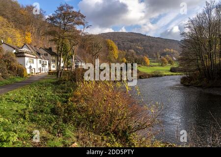 Herbst an der Lenne in Nachrodt-Wiblingwerde, Nordrhein-Westfalen, Deutschland | automne au fleuve Lenne à Nachrodt-Wiblingwerde, Rhénanie-du-Nord- Banque D'Images