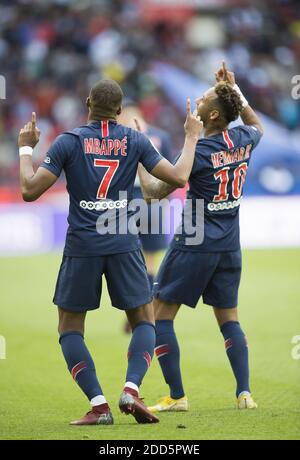 Kylian Mbappe (L) félicite Neymar Jr après son but lors du match de la Ligue 1 entre Paris Saint-Germain (PSG) et Angers SCO au Parc des Princes le 25 août 2018 à Paris, France. Photo par Eliot Blondt/ABACAPRESS.COM Banque D'Images