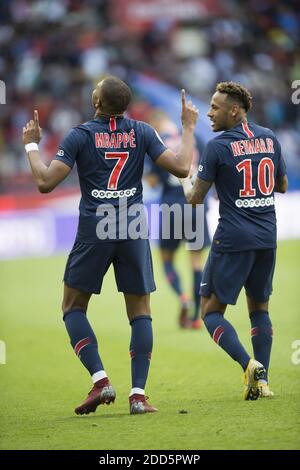 Kylian Mbappe (L) félicite Neymar Jr après son but lors du match de la Ligue 1 entre Paris Saint-Germain (PSG) et Angers SCO au Parc des Princes le 25 août 2018 à Paris, France. Photo par Eliot Blondt/ABACAPRESS.COM Banque D'Images