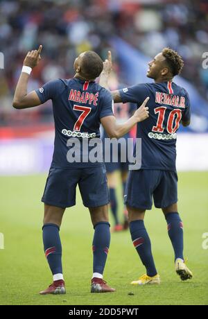 Kylian Mbappe (L) félicite Neymar Jr après son but lors du match de la Ligue 1 entre Paris Saint-Germain (PSG) et Angers SCO au Parc des Princes le 25 août 2018 à Paris, France. Photo par Eliot Blondt/ABACAPRESS.COM Banque D'Images