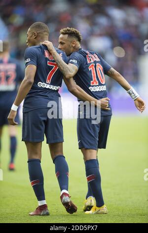Kylian Mbappe (L) félicite Neymar Jr après son but lors du match de la Ligue 1 entre Paris Saint-Germain (PSG) et Angers SCO au Parc des Princes le 25 août 2018 à Paris, France. Photo par Eliot Blondt/ABACAPRESS.COM Banque D'Images