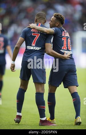 Kylian Mbappe (L) félicite Neymar Jr après son but lors du match de la Ligue 1 entre Paris Saint-Germain (PSG) et Angers SCO au Parc des Princes le 25 août 2018 à Paris, France. Photo par Eliot Blondt/ABACAPRESS.COM Banque D'Images