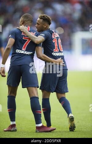 Kylian Mbappe (L) félicite Neymar Jr après son but lors du match de la Ligue 1 entre Paris Saint-Germain (PSG) et Angers SCO au Parc des Princes le 25 août 2018 à Paris, France. Photo par Eliot Blondt/ABACAPRESS.COM Banque D'Images