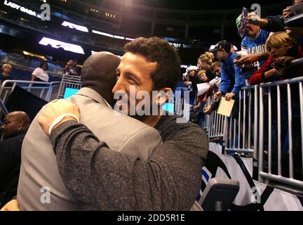 PAS DE FILM, PAS DE VIDÉO, PAS de TV, PAS DE DOCUMENTAIRE - avant d'Orlando Hedo Turkoglu est accueilli par l'ancien avant d'Orlando Bo Outlaw, à gauche, avant le début pendant le match de basketball de la NBA, Orlando Magic vs Dallas Mavericks au Amway Center à Orlando, FL, USA le 21 décembre 2010. Photo de Stephen M. Dowell/Orlando Sentinel/MCT/ABACAPRESS.COM Banque D'Images