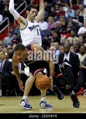 PAS DE FILM, PAS DE VIDÉO, PAS de TV, PAS DE DOCUMENTAIRE - Chicago Bulss' Derrick Rose (1) dribbles après les Washington Wizards Kirk Hinrich (12) dans le deuxième trimestre pendant le match NBA Basketball, Washington Wizards vs Chicago Bulls au Verizon Center à Washington, DC, USA le 22 décembre 2010. Les Bulls ont gagné 87-80. Photo de Harry E. Walker/MCT/ABACAPRESS.COM Banque D'Images