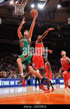 PAS DE FILM, PAS DE VIDÉO, PAS de TV, PAS DE DOCUMENTAIRE - New York Knicks forward Danilo Gallinari (8) conduit au panier contre Chicago Bulls point Guard Ronnie Brewer (11) dans la première moitié pendant le match de basket-ball de la NBA, New York Knicks contre Chicago Bulls au Madison Square Garden à New York City, NY, USA, le 25 décembre 2010. Les Knicks ont battu les Bulls 103-95. Photo de Christopher Pasatieri/Newsday/MCT/ABACAPRESS.COM Banque D'Images