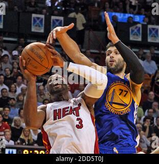 PAS DE FILM, PAS DE VIDÉO, PAS de TV, PAS DE DOCUMENTAIRE - le Dwyane Wade de Miami Heat (3) est bourré par le défenseur des Golden State Warriors Vladimir Radmanovic au troisième trimestre pendant le match de basketball de la NBA, Miami Heat vs Golden State Warriors à l'American Airlines Arena de Miami, FL, États-Unis le 1er janvier 2011. La chaleur battit les guerriers, 114-107. Photo de Charles Trainor Jr./Miami Herald/MCT/ABACAPRESS.COM Banque D'Images