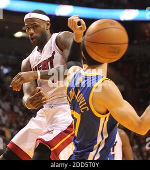 PAS DE FILM, PAS DE VIDÉO, PAS de télévision, PAS DE DOCUMENTAIRE - le Lebron James de Miami Heat défait un passage autour du Golden State Warriors Vladimir Radmanovic au premier trimestre pendant le match de basketball de la NBA, Miami Heat vs Golden State Warriors à l'American Airlines Arena de Miami, FL, États-Unis le 1er janvier 2011. La chaleur battit les guerriers, 114-107. Photo de Charles Trainor Jr./Miami Herald/MCT/ABACAPRESS.COM Banque D'Images