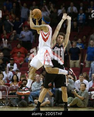 PAS DE FILM, PAS DE VIDÉO, PAS de TV, PAS DE DOCUMENTAIRE - Courtney Lee (5) des Houston Rockets tente pour un tir de fianlage qui a manqué Rudy Fernandez (5) des Portland Trail Blazers dans la première moitié pendant le match de basketball de la NBA Portland Trailblazers vs Houston Rockets à Houston, TX, États-Unis le 5 janvier 2011. Photo de George Bridges/MCT/ABACAPRESS.COM Banque D'Images