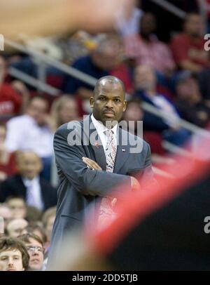 PAS DE FILM, PAS DE VIDÉO, PAS de TV, PAS DE DOCUMENTAIRE - l'entraîneur-chef Nate McMillan de la Portland Trail Blazers regarde son équipe contre les Houston Rockets dans la première moitié pendant le match de basketball de la NBA Portland Trailblazers vs Houston Rockets à Houston, TX, USA le 5 janvier 2011. Photo de George Bridges/MCT/ABACAPRESS.COM Banque D'Images