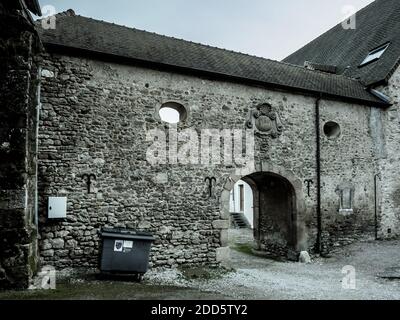 Vieilles rues et châteaux médiévaux d'une petite ville de Bourgogne, France Banque D'Images