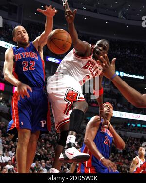 PAS DE FILM, PAS DE VIDÉO, PAS de TV, PAS DE DOCUMENTAIRE - Chicago Bulls Small forward Luol Deng (9) perd le contrôle de la balle à Detroit pistons Small forward Tayshaun Prince (22) dans la première moitié lors d'un match de basket-ball NBA, Detroit pistons vs Chicago Bulls au United Center à Chicago, il, États-Unis le 10 janvier 2011. Photo de Nuccio DiNuzzo/Chicago Tribune/MCT/ABACAPRESS.COM Banque D'Images