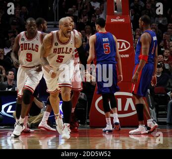 PAS DE FILM, PAS DE VIDÉO, PAS de TV, PAS DE DOCUMENTAIRE - le grand joueur de Chicago Bulls Carlos Boozer (5) réagit après un tir en trois points par le tirager de Chicago Bulls Ronnie Brewer (11) au quatrième trimestre pendant le match de basket-ball de la NBA, Detroit pistons vs Chicago Bulls au United Center à Chicago, il, États-Unis le 10 janvier 2011. Photo de Nuccio DiNuzzo/Chicago Tribune/MCT/ABACAPRESS.COM ) Banque D'Images