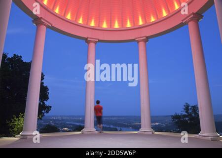 Géographie / Voyage, Allemagne, Hesse, Ruedesheim sur le Rhin, Pavillon illuminé du Niederwaldtempel sur le Niederwalddenkmal à , modèle-libéré Banque D'Images