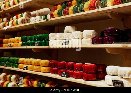 Amsterdam, pays-Bas 24 12 2019 différents types de fromage hollandais dans la fromagerie. Assortiment de fromages aux pays-bas avec étiquettes de prix dans la boutique de fromages. Banque D'Images