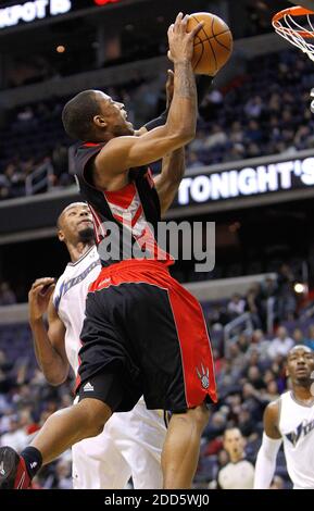 PAS DE FILM, PAS DE VIDÉO, PAS de TV, PAS DE DOCUMENTAIRE - le gardien de tir de Toronto Raptors DEMAR DeRozan (10) passe devant Washington Wizards power forward Rashard Lewis (9) lors d'un match de basket-ball de la NBA, Toronto Raptors vs Washington Wizards au Verizon Center à Washington, D.C., États-Unis le 15 janvier 2011. Photo de Harry E. Walker/MCT/ABACAPRESS.COM Banque D'Images