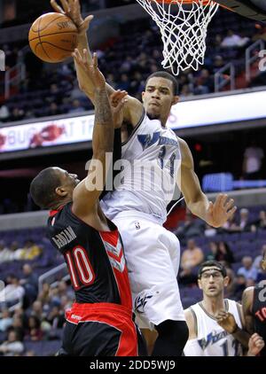 PAS DE FILM, PAS DE VIDÉO, PAS de télévision, PAS DE DOCUMENTAIRE - Washington Wizards Center JaVale McGee (34) bloque le tir du gardien de tir de Toronto Raptors DEMAR DeRozan (10) lors d'un match de basket-ball de la NBA, Toronto Raptors vs Washington Wizards au Verizon Center à Washington, D.C., États-Unis le 15 janvier 2011. Photo de Harry E. Walker/MCT/ABACAPRESS.COM Banque D'Images