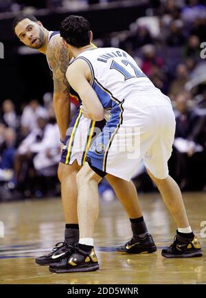 PAS DE FILM, PAS DE VIDÉO, PAS de TV, PAS DE DOCUMENTAIRE - le gardien de point de l'Utah Jazz Deron Williams (8) enquête sur le terrain tout en étant défendu par le garde des Washington Wizards Kirk Hinrich (12) lors d'un match de basketball de la NBA, Utah Jazz contre Washington Wizards au Verizon Center à Washington, D.C., États-Unis le 17 janvier, 2011. Washington défait l'Utah 108-101. Photo de Harry E. Walker/MCT/ABACAPRESS.COM Banque D'Images