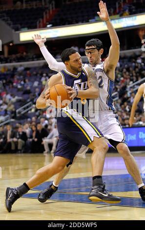 PAS DE FILM, PAS DE VIDÉO, PAS de TV, PAS DE DOCUMENTAIRE - le gardien de point de l'Utah Jazz Deron Williams (8) s'oppose au gardien des Washington Wizards Kirk Hinrich (12) lors d'un match de basketball de la NBA, Utah Jazz vs Washington Wizards au Verizon Center à Washington, D.C., États-Unis le 17 janvier 2011. Washington défait l'Utah 108-101. Photo de Harry E. Walker/MCT/ABACAPRESS.COM Banque D'Images