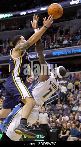 PAS DE FILM, PAS DE VIDÉO, PAS de TV, PAS DE DOCUMENTAIRE - le gardien de point de jazz d'Utah Deron Williams (8) s'écrase dans le pouvoir des Wizards de Washington Andray Blatche (7) lors d'un match de basketball de la NBA, Utah Jazz vs Washington Wizards au Verizon Center à Washington, D.C., États-Unis le 17 janvier 2011. Washington défait l'Utah 108-101. Photo de Harry E. Walker/MCT/ABACAPRESS.COM Banque D'Images