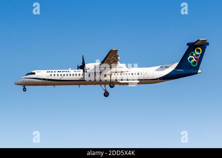 Athènes, Grèce - le 22 septembre 2020 : avion OOlympic Air Bombardier DHC-8-400 aéroport d'Athènes en Grèce. Banque D'Images