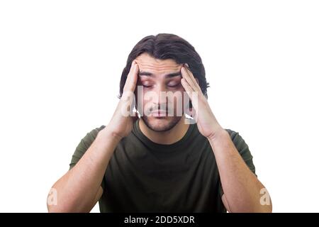 Portrait du jeune homme épuisé garde les mains aux temples, les yeux fermés, se sent mal de tête isolé sur fond blanc. Un étudiant fatigué, haute tension et Banque D'Images