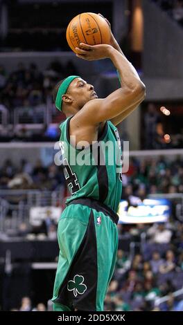 PAS DE FILM, PAS DE VIDÉO, PAS de TV, PAS DE DOCUMENTAIRE - Boston Celtics Small forward Paul Pierce (34) prend une photo lors d'un match de basket-ball de la NBA, Boston Celtics vs Washingotn Wizards joués au Verizon Center à Washington, D.C., États-Unis le 22 janvier 2011. Photo de Harry E. Walker/MCT/ABACAPRESS.COM Banque D'Images