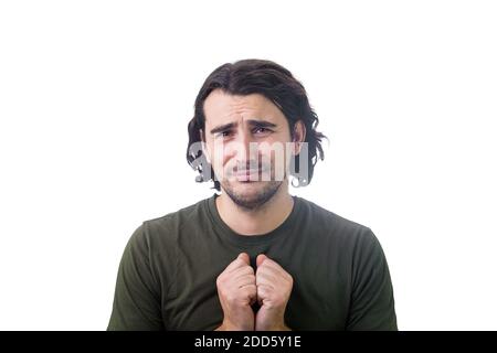 L'homme déprimé maintient les paumes repliées ensemble comme pleurant ou mendiant pour quelque chose d'isolé sur fond blanc. Un gars qui vous soubpe prie pour obtenir de l'aide. Désespoir c Banque D'Images