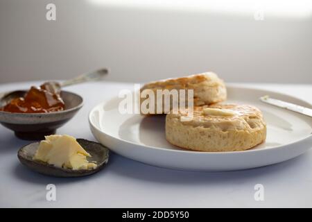 Crumettes faites maison avec du beurre et de la confiture d'orange Banque D'Images