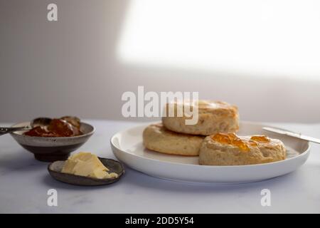 Crumettes faites maison avec du beurre et de la confiture d'orange Banque D'Images