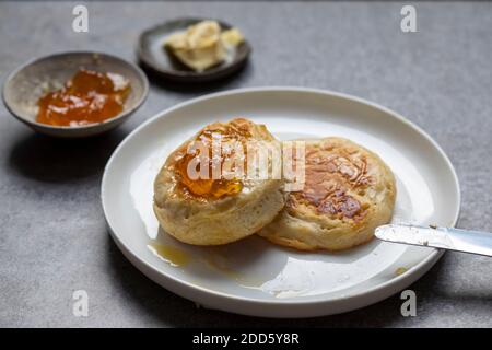 Crumettes faites maison avec du beurre et de la confiture d'orange Banque D'Images