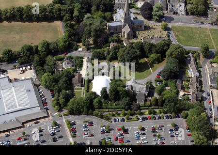 Vue aérienne de Mount House (local Government Office), de la Deanery of Witney & St Marys Church, Witney, Oxfordshire, Royaume-Uni Banque D'Images