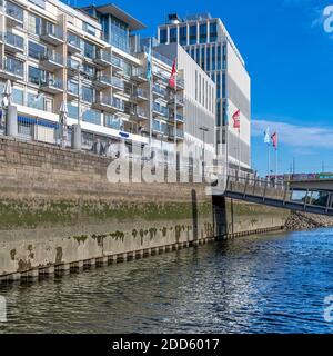 Bateaux et appartements intelligents au bord de l'eau - sur les rives de la Weser à Brême, dans le nord-ouest de l'Allemagne. Banque D'Images