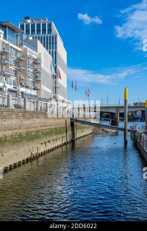 Bateaux et appartements intelligents au bord de l'eau - sur les rives de la Weser à Brême, dans le nord-ouest de l'Allemagne. Banque D'Images