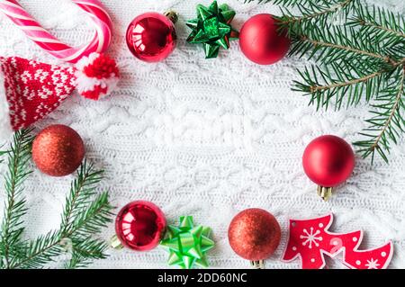 Maquette du nouvel an. Cônes de pin, branches de sapin et boules de Noël sur fond blanc. Flat lay, vue de dessus avec espace de copie Banque D'Images