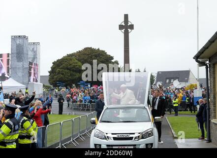 Le pape François arrive à Knock avant sa visite à la chapelle des appartions du sanctuaire de Knock en Irlande le 26 août 2018. Le pape François est arrivé en Irlande pour la première visite papale dans le pays depuis près de quarante ans. François est ostensiblement en Irlande pour assister à la réunion mondiale des familles (WMOF) - un événement majeur de l'église mondiale axé sur la promotion des valeurs familiales. Photo par ABACAPRESS.COM Banque D'Images